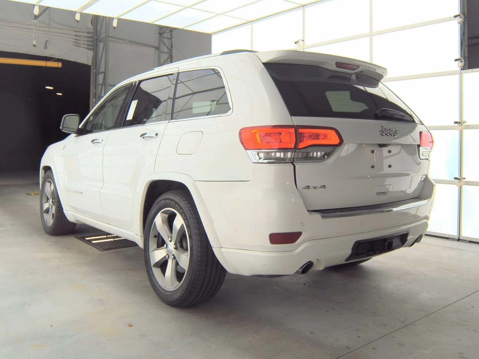 Jeep Grand cherokee OVERLAND 5.7 HEMI* Обдух* 8ZF* Въздух* Пано*  - изображение 6