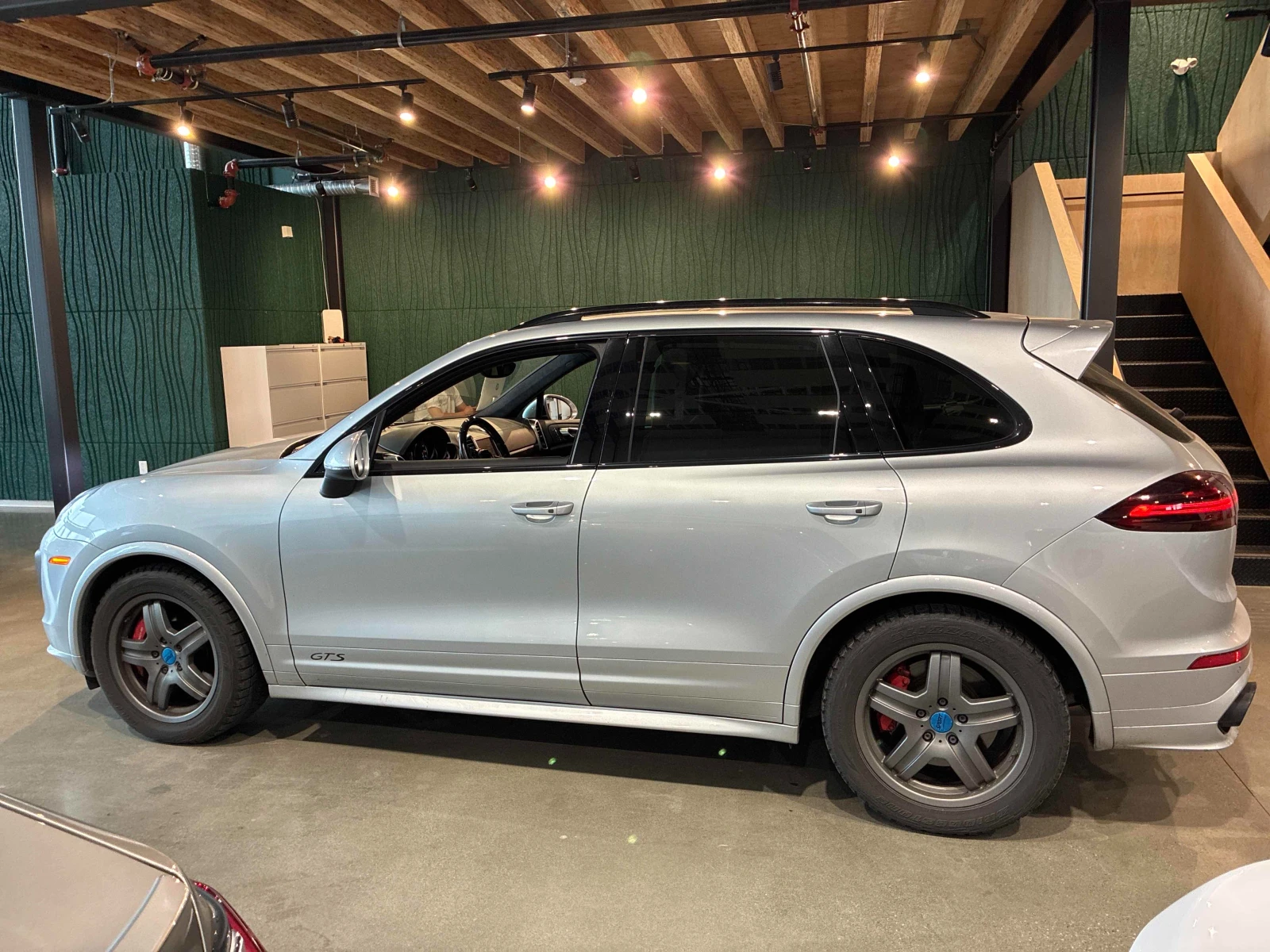 Porsche Cayenne GTS* PDK* FACELIFT* 360КАМЕРА* КЕЙЛЕС* , снимка 3 - Автомобили и джипове - 54170958