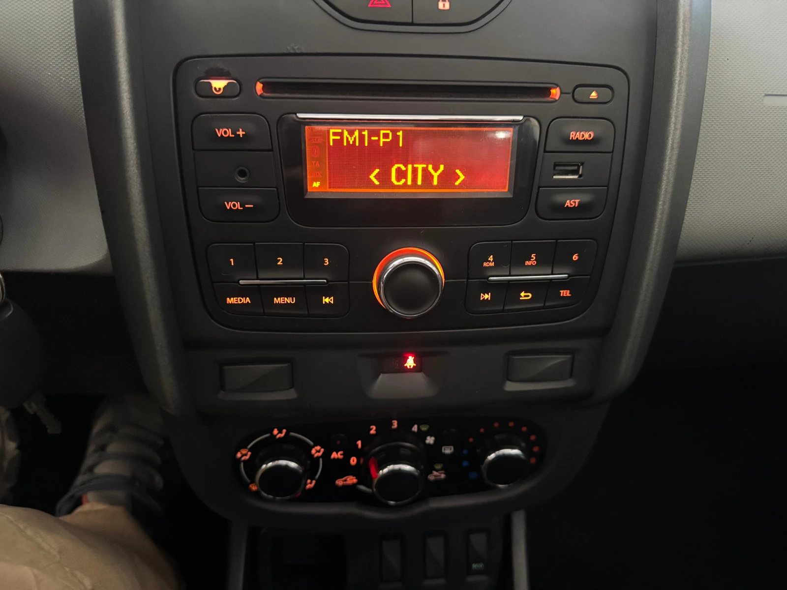 Dacia Duster 1.5 DCI, снимка 12 - Автомобили и джипове - 54225805