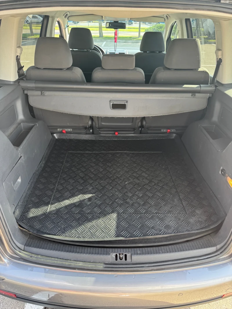 VW Touran 1.4 TSI, снимка 11 - Автомобили и джипове - 51251063