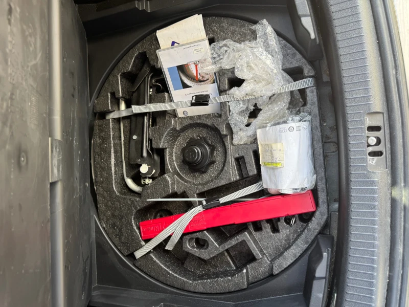 VW Touran 1.4 TSI, снимка 10 - Автомобили и джипове - 51251063