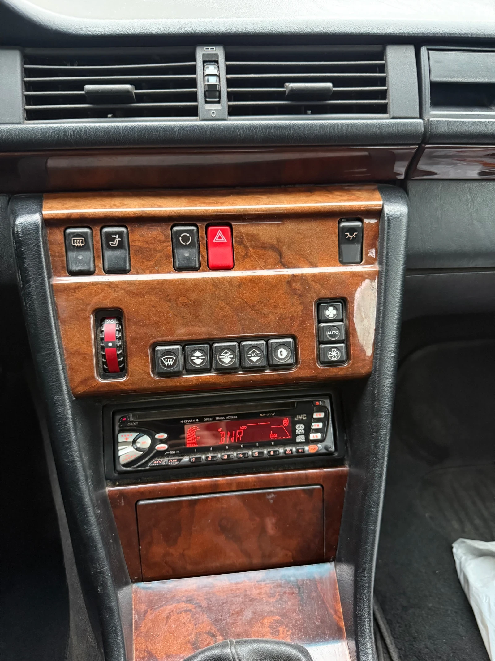 Mercedes-Benz E 200  - изображение 9