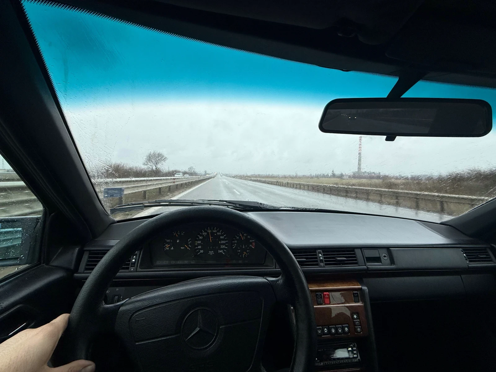 Mercedes-Benz E 200  - изображение 8