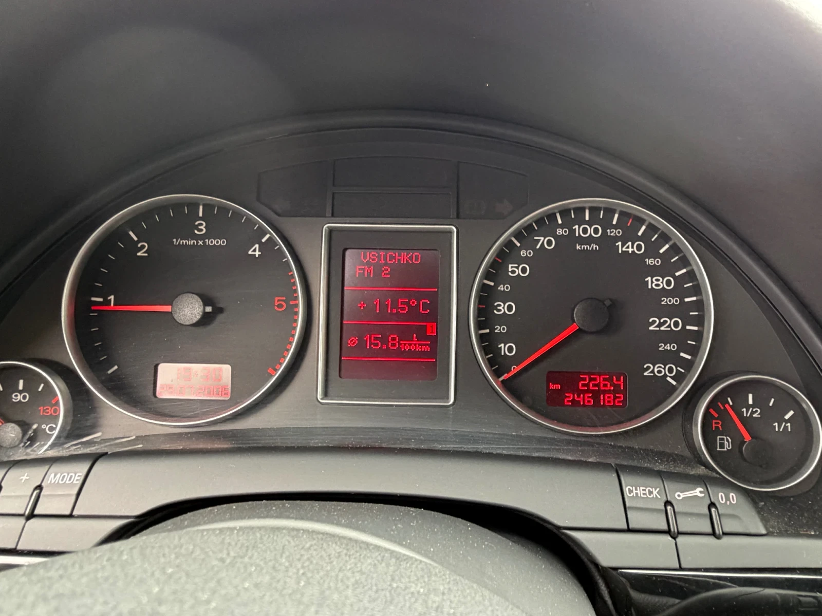 Audi A4 2.0TDI, снимка 10 - Автомобили и джипове - 54265015