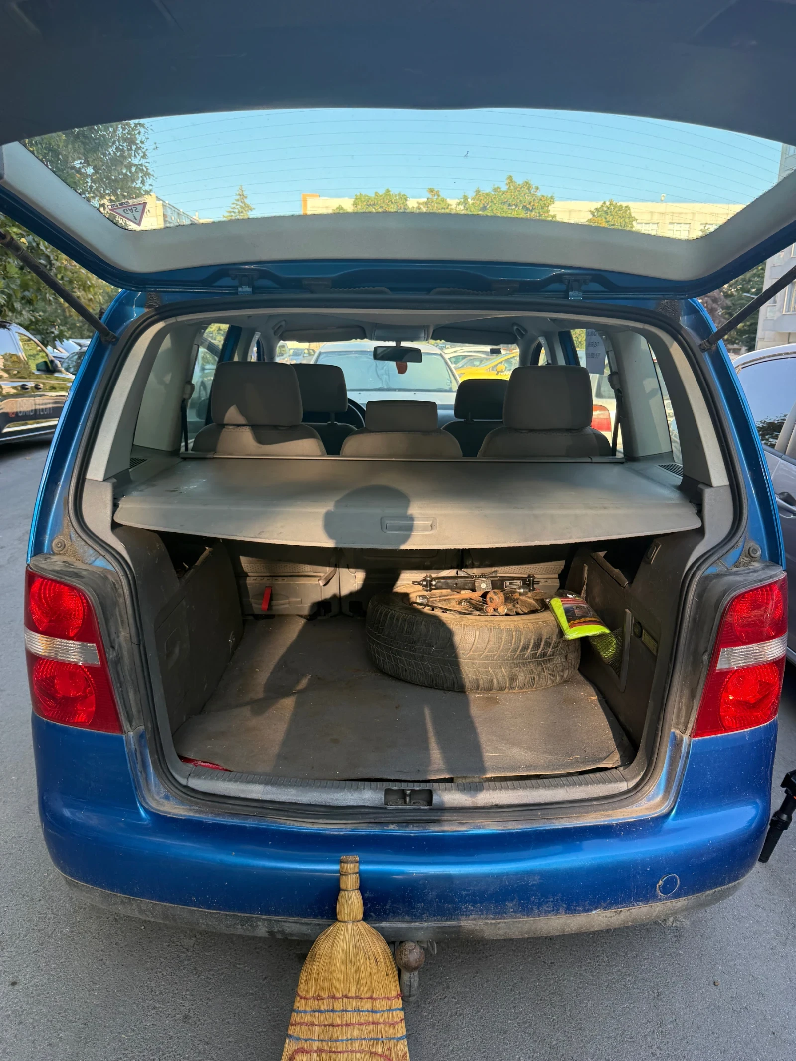 VW Touran, снимка 3 - Автомобили и джипове - 55744459