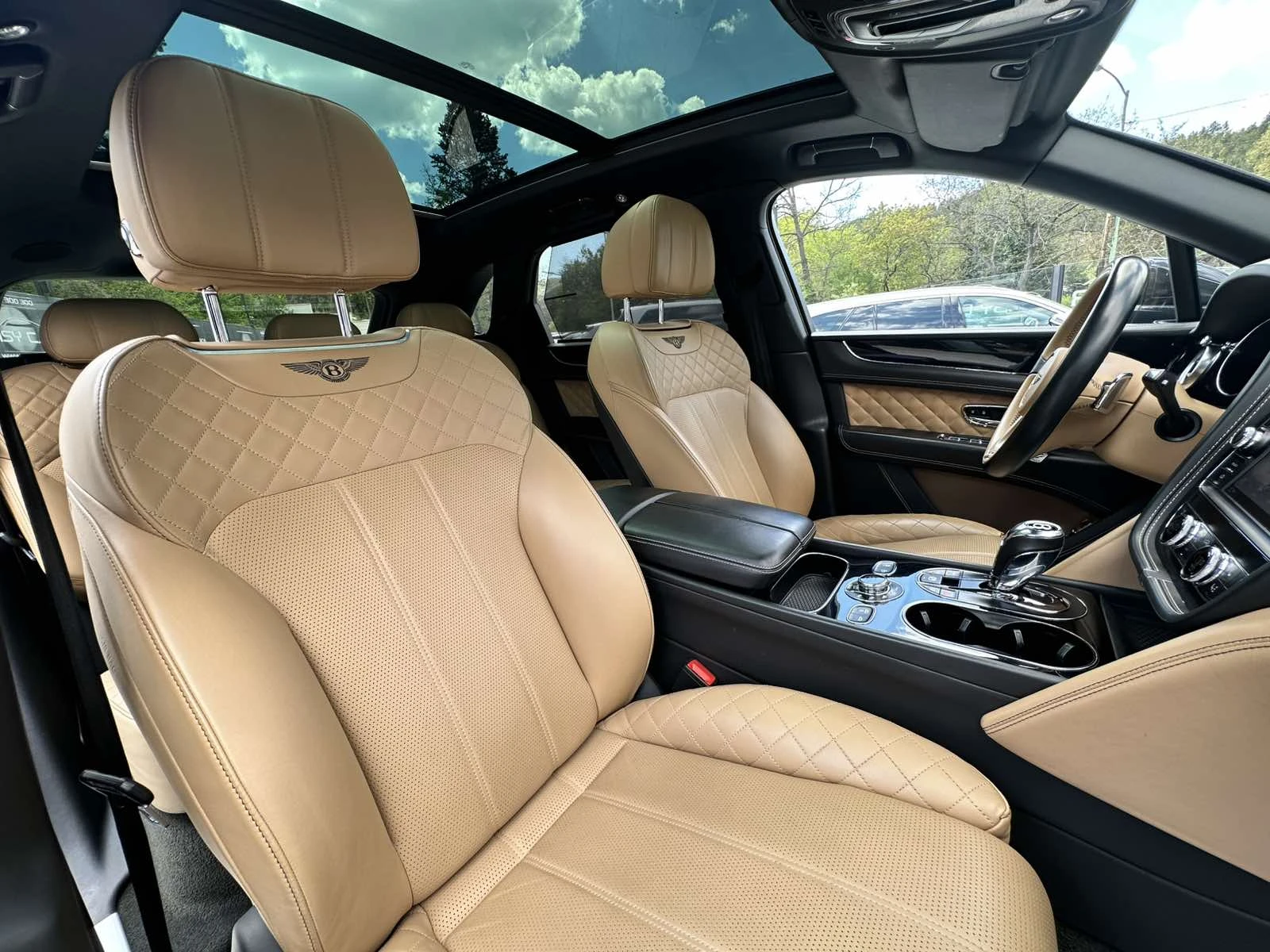 Bentley Bentayga Pano/CAMERA/FULL, снимка 13 - Автомобили и джипове - 54427460
