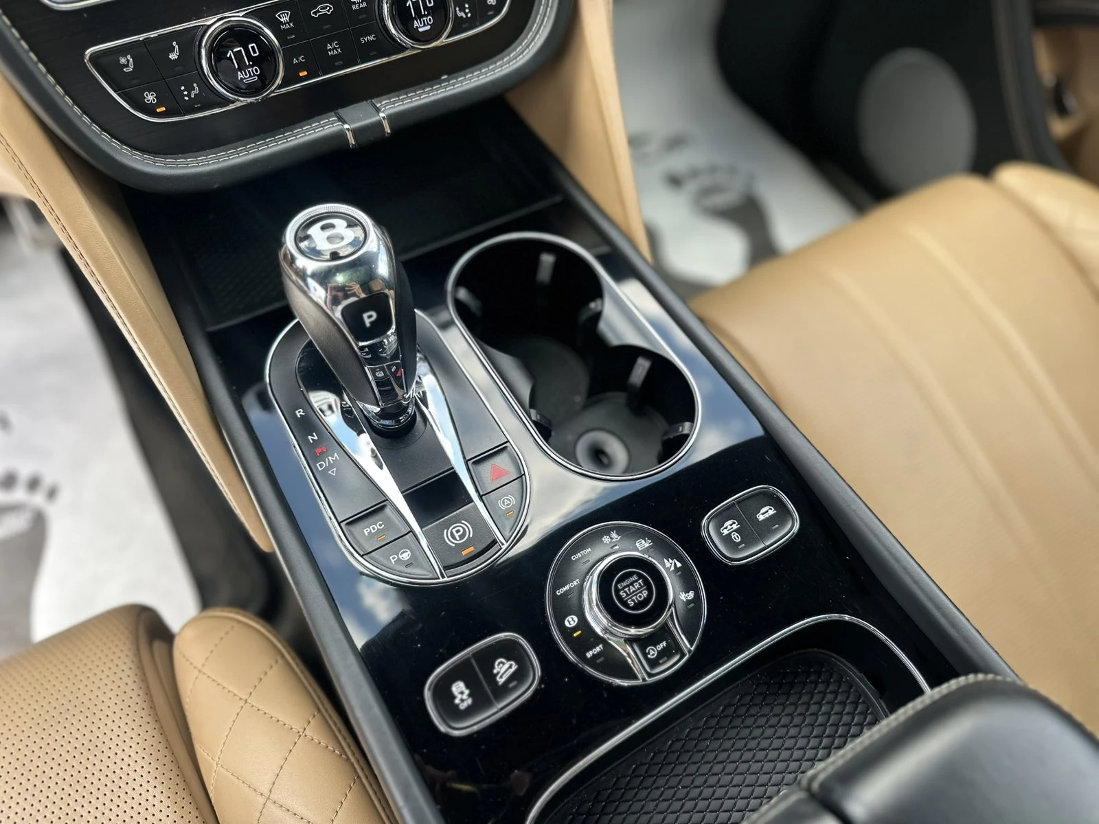 Bentley Bentayga Pano/CAMERA/FULL, снимка 11 - Автомобили и джипове - 54427460