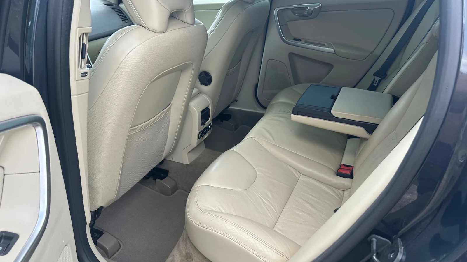 Volvo XC60 Т6 AWD Швейцария, снимка 10 - Автомобили и джипове - 55587828