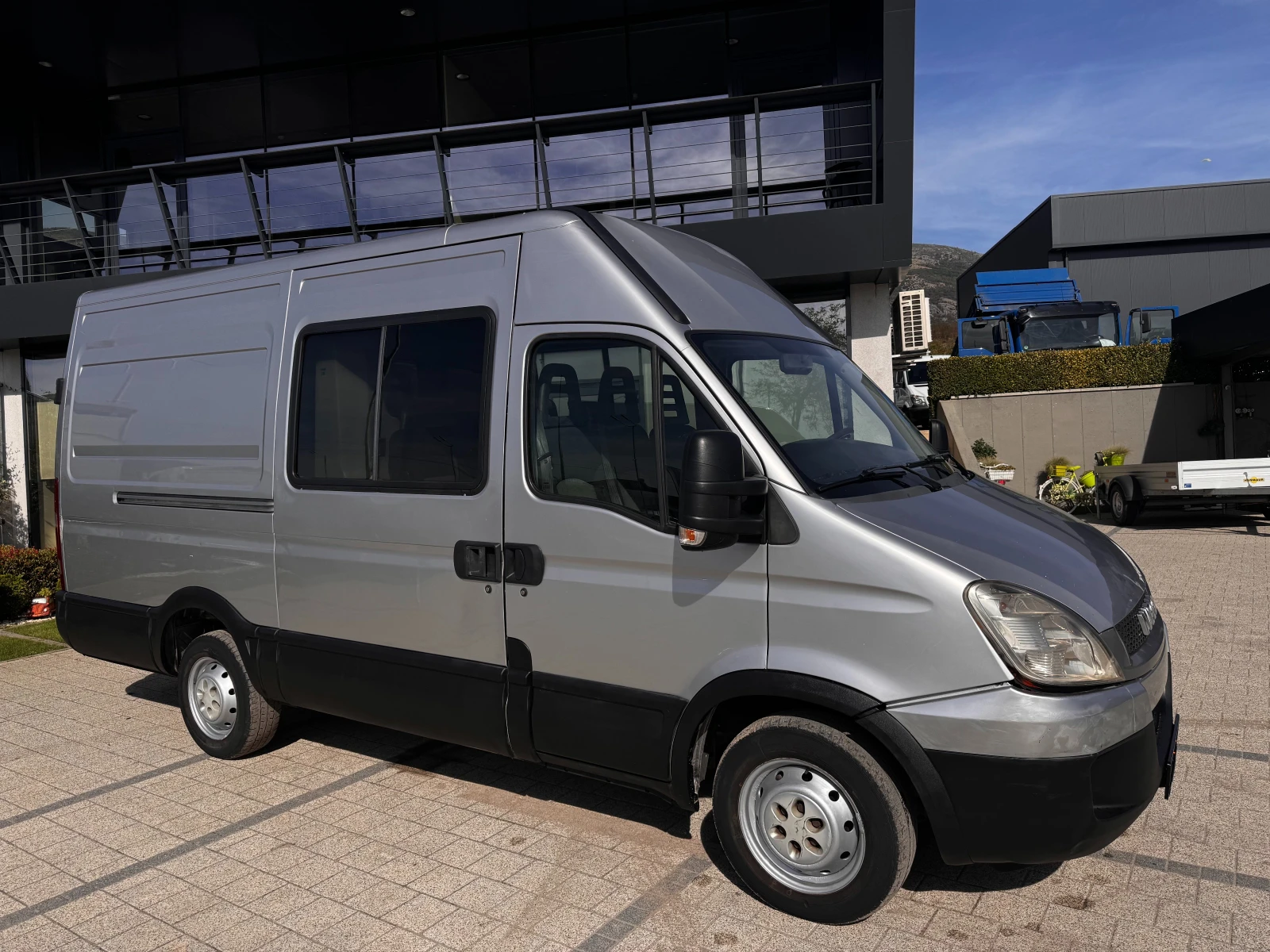 Iveco Daily 2.3HPI Товаропътнически 6-местен Клима  - изображение 2