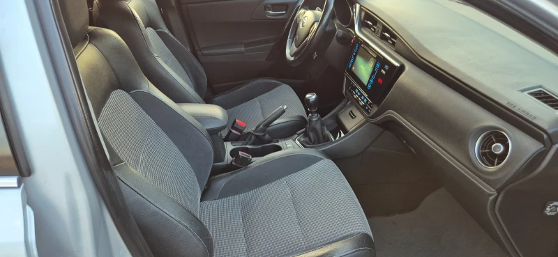 Toyota Auris, снимка 10 - Автомобили и джипове - 51989599