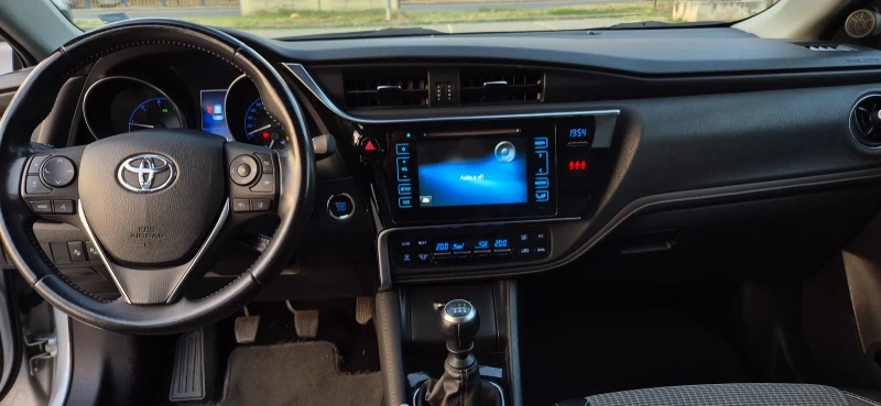 Toyota Auris, снимка 9 - Автомобили и джипове - 51989599