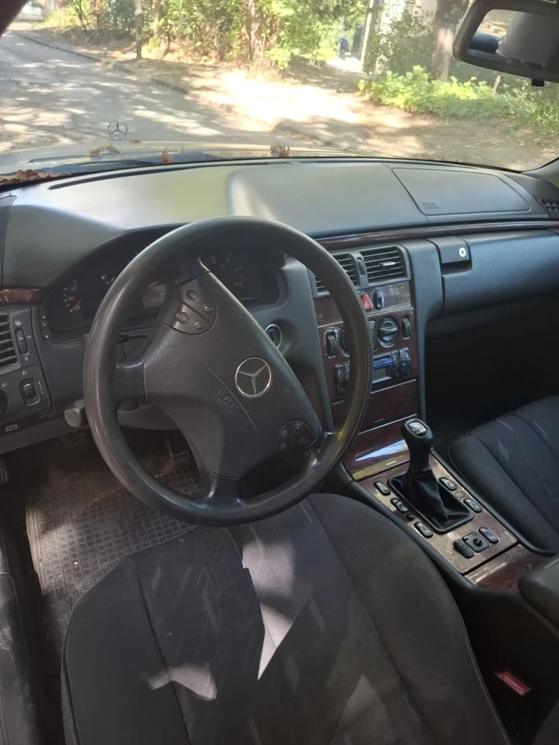Mercedes-Benz E 220, снимка 3 - Автомобили и джипове - 52323605