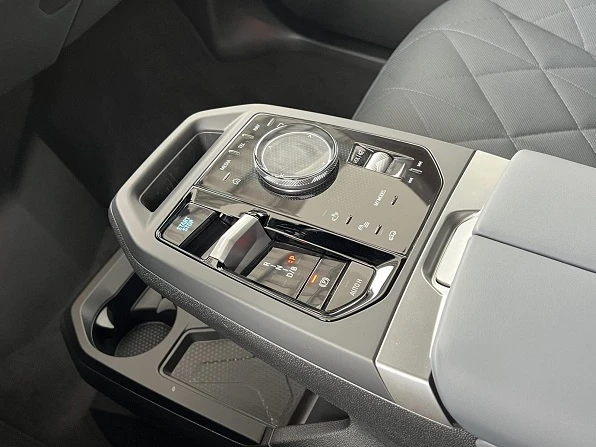 BMW iX xDrive50 = NEW = Sport Package Гаранция, снимка 11 - Автомобили и джипове - 52655402