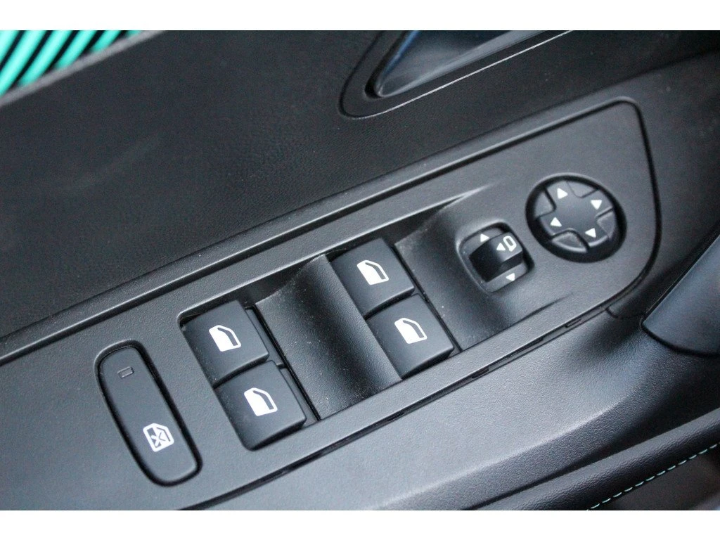 Peugeot 2008 Allure, снимка 8 - Автомобили и джипове - 53962504