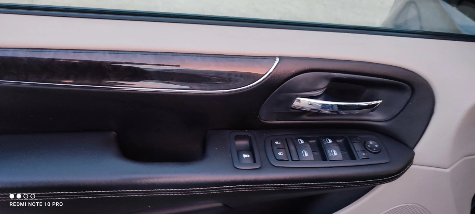 Chrysler Town and Country + Газ, снимка 11 - Автомобили и джипове - 56645742