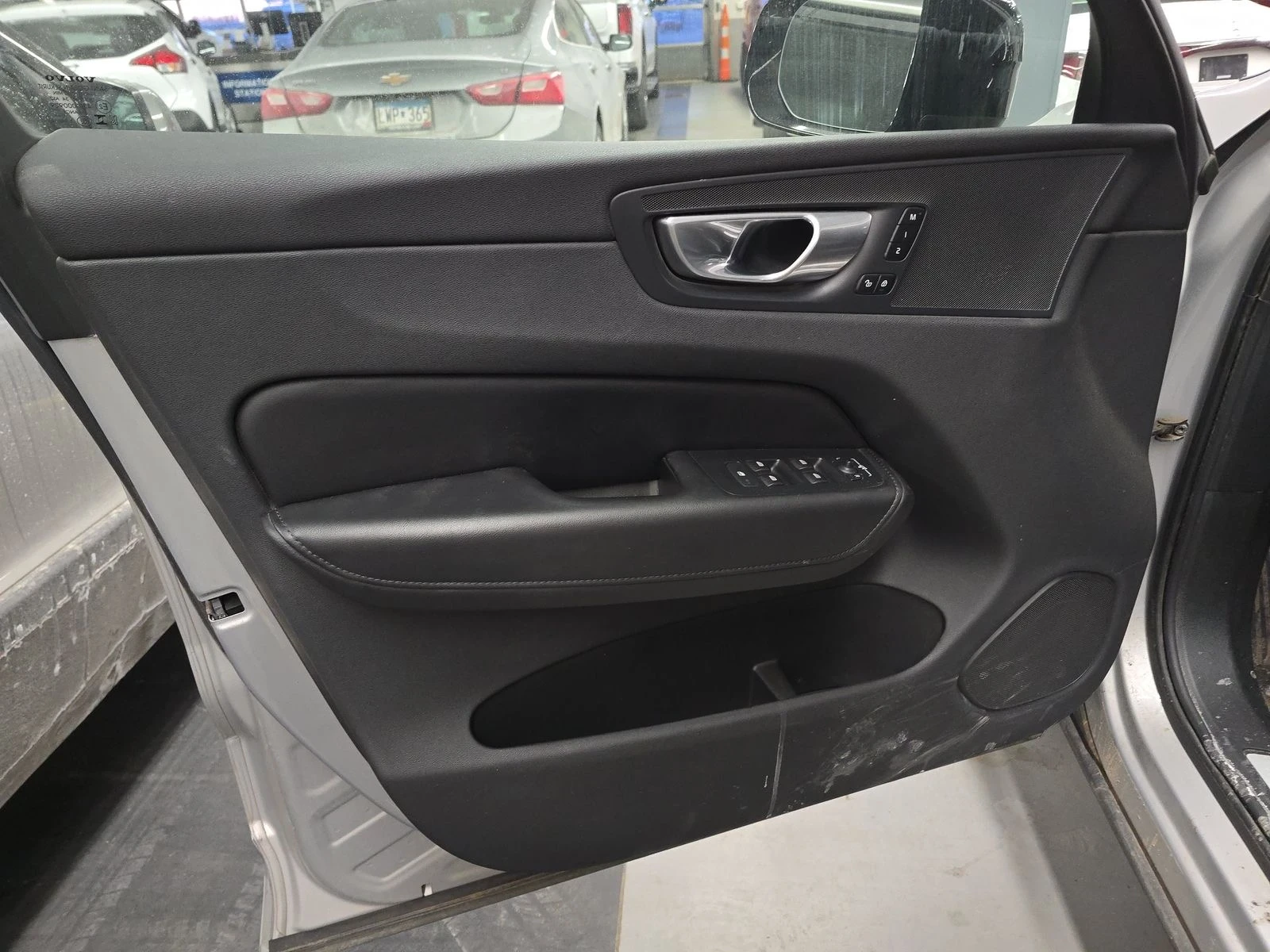 Volvo XC60 Recharge Plug-In Hybrid T8 Core Dark Theme - изображение 10