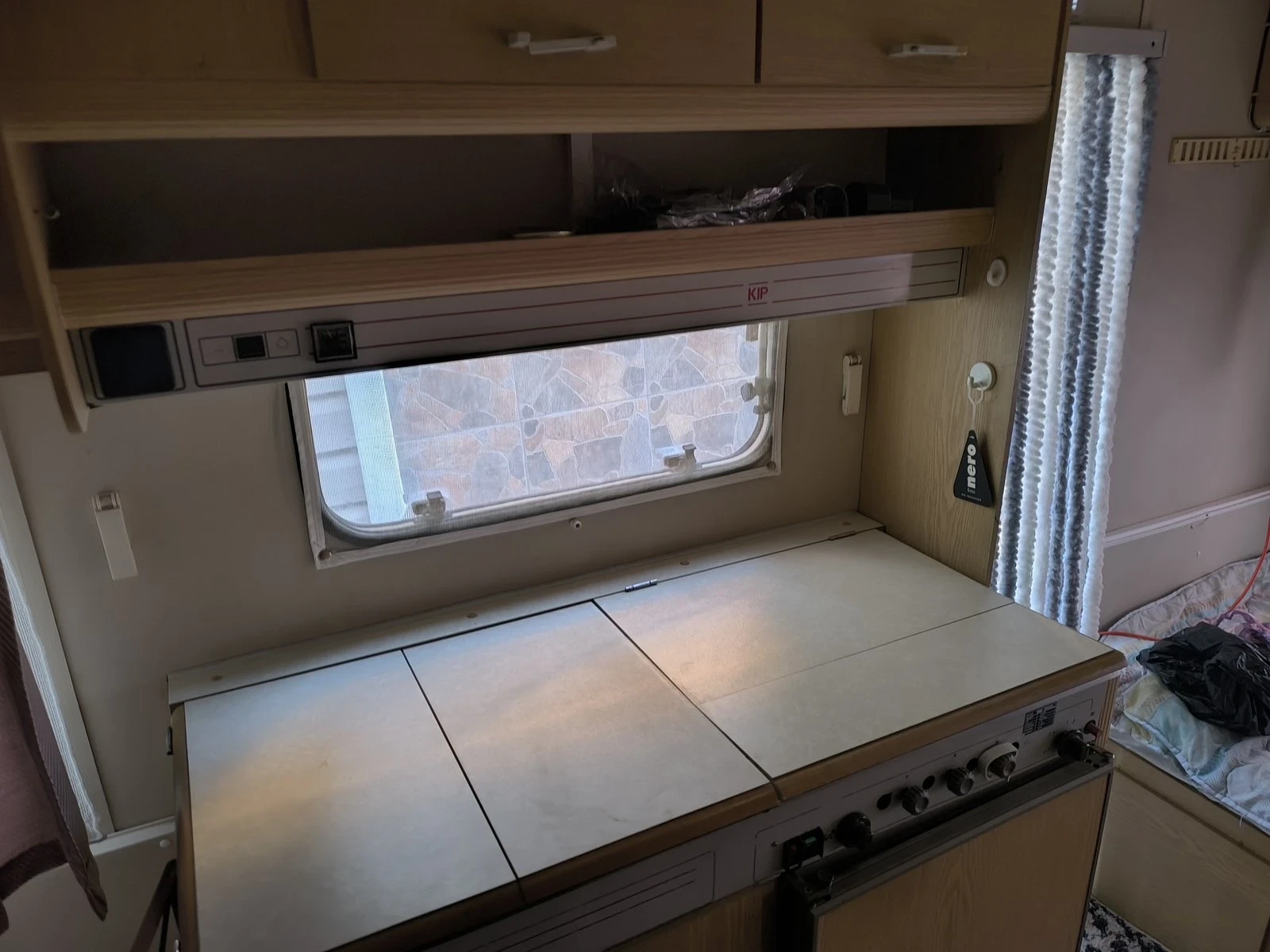 Каравана KIP KL40T, снимка 9 - Каравани и кемпери - 54208036