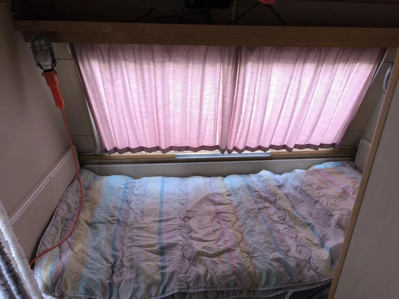 Каравана KIP KL40T, снимка 6 - Каравани и кемпери - 54208036