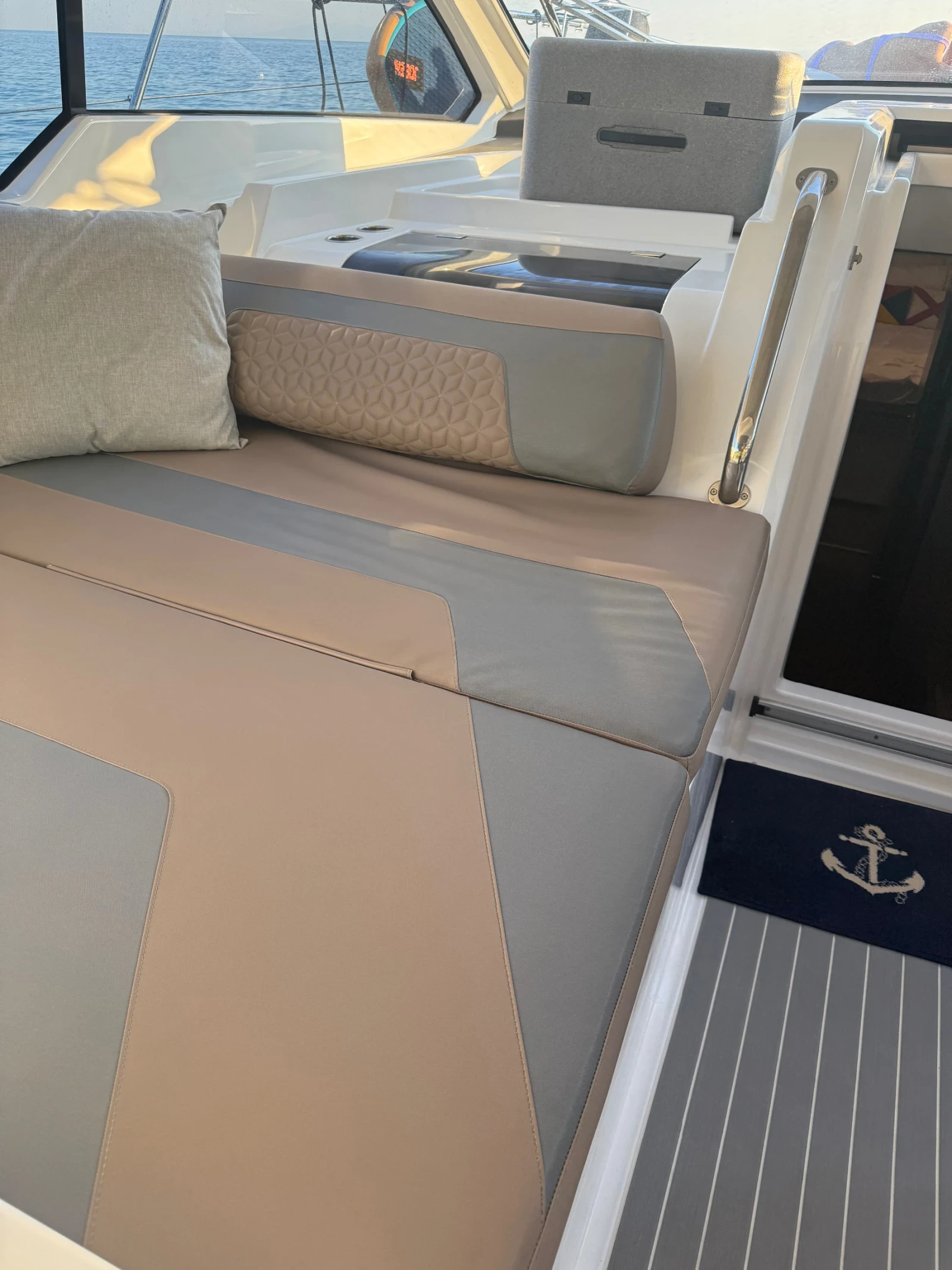 Моторна яхта Azimut Azimut 43, снимка 8 - Воден транспорт - 56203212