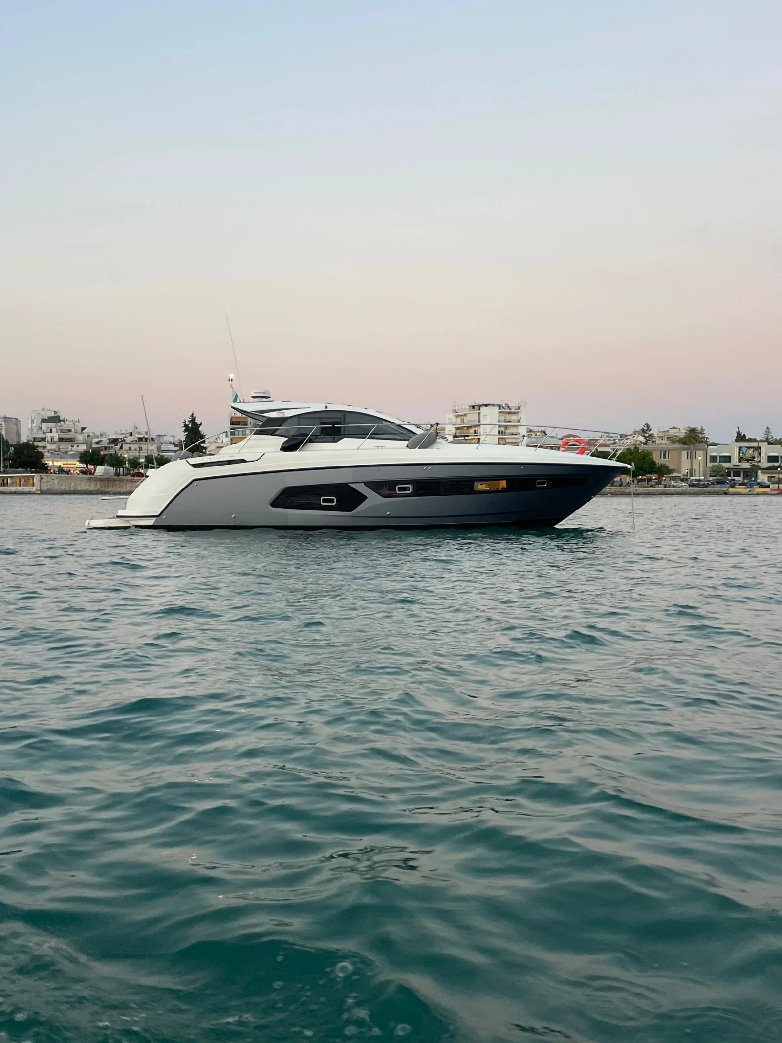 Моторна яхта Azimut Azimut 43, снимка 2 - Воден транспорт - 56203212