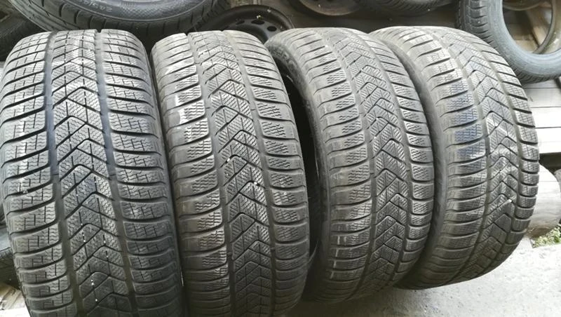 Гуми Зимни 245/45R18, снимка 1 - Гуми и джанти - 26341124