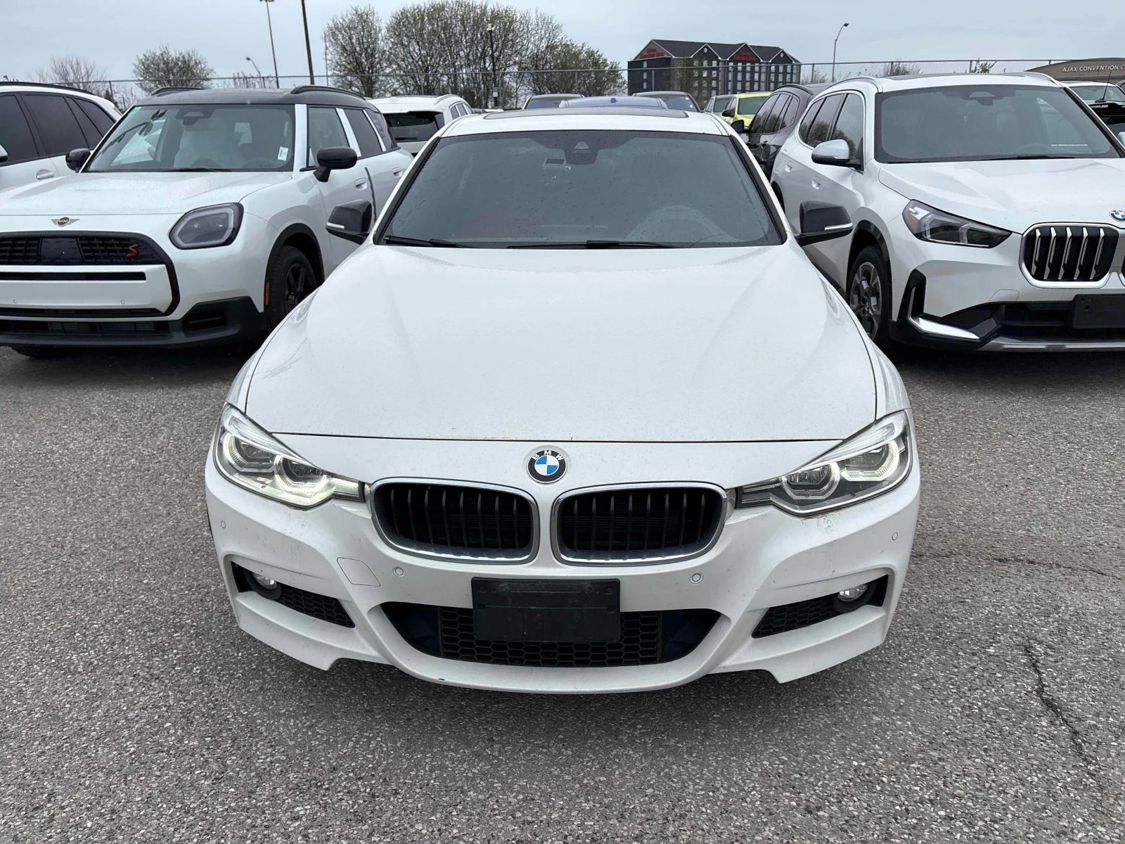 BMW 330 i xDrive/M-pack/Digital/Red Interior, снимка 2 - Автомобили и джипове - 54454536