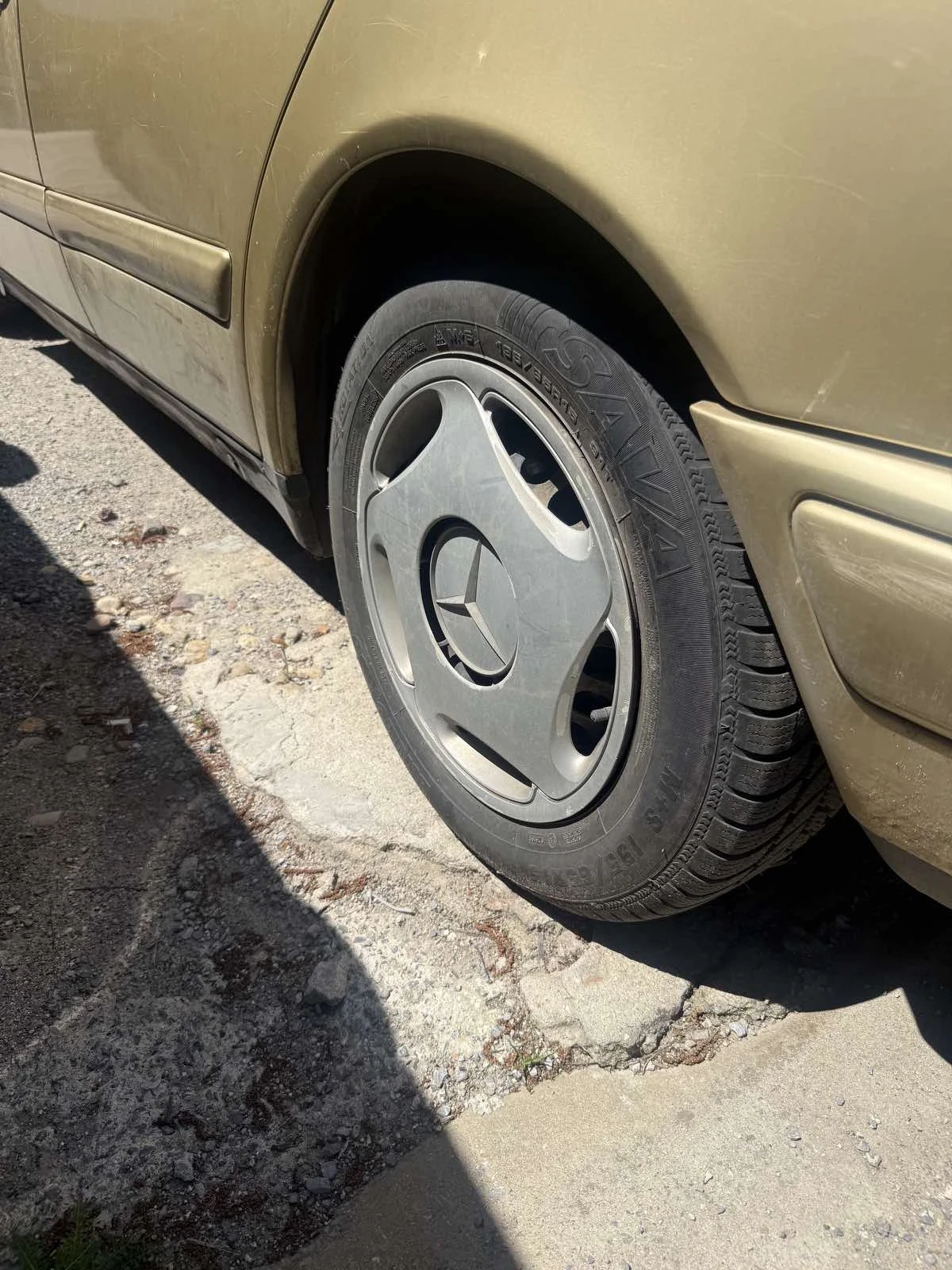 Mercedes-Benz E 220, снимка 3 - Автомобили и джипове - 54677886