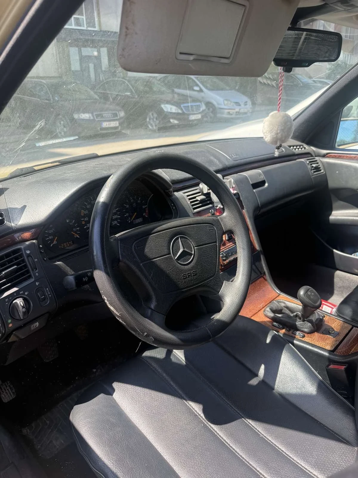 Mercedes-Benz E 220, снимка 4 - Автомобили и джипове - 54677886