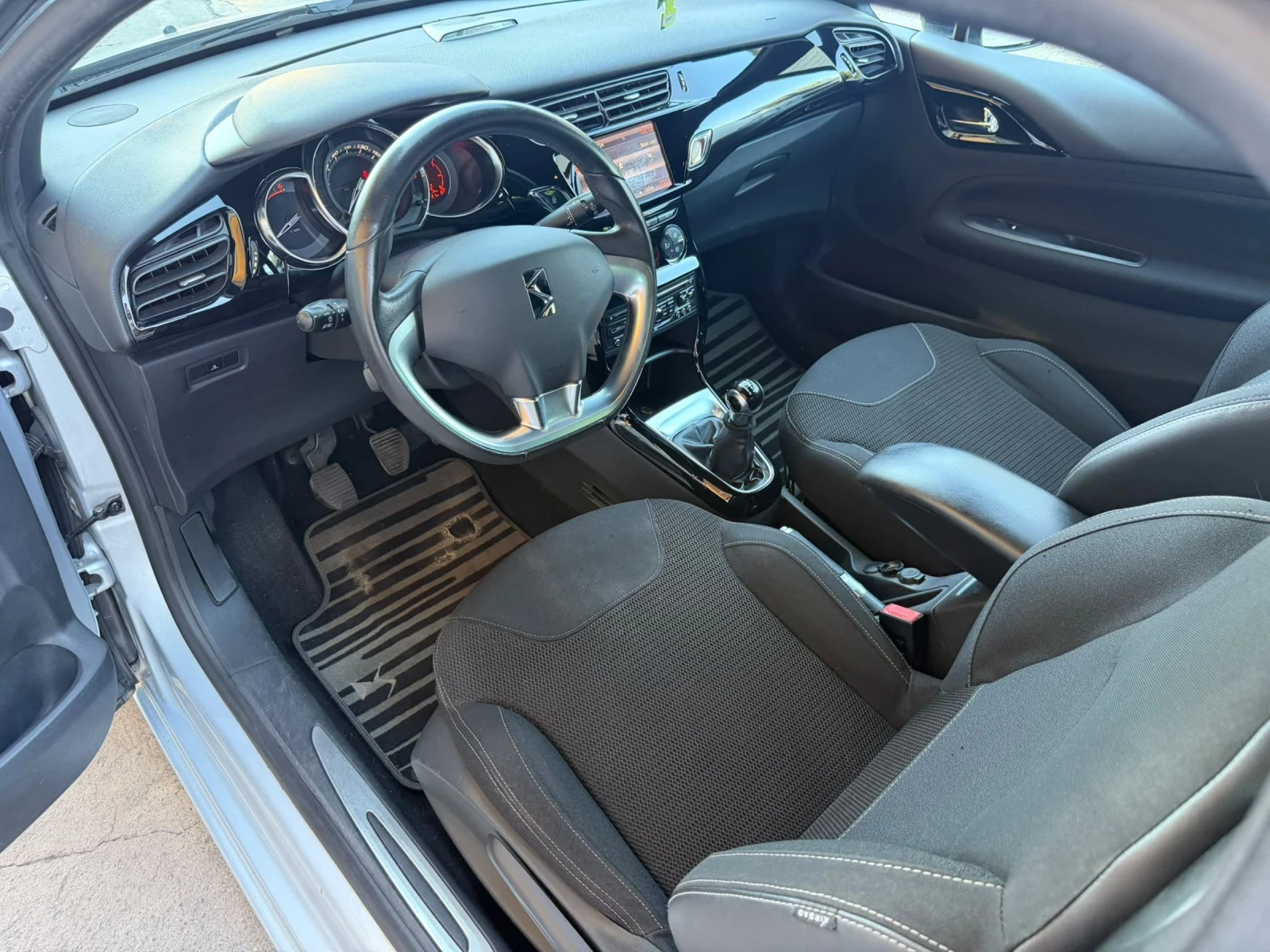 Citroen DS3 1.6HDI, снимка 11 - Автомобили и джипове - 55193404