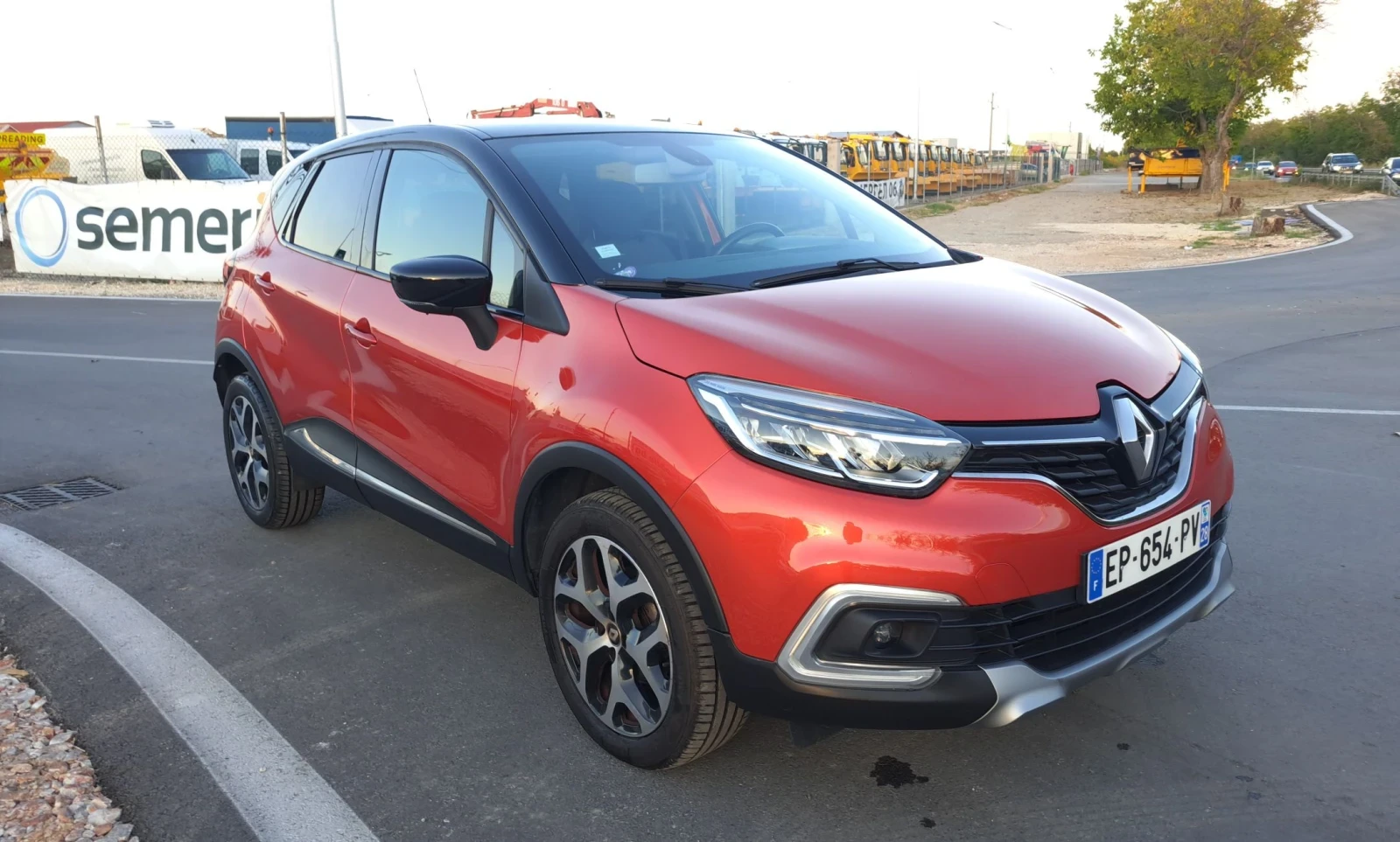 Renault Captur 1.2 TCE, снимка 8 - Автомобили и джипове - 56305158