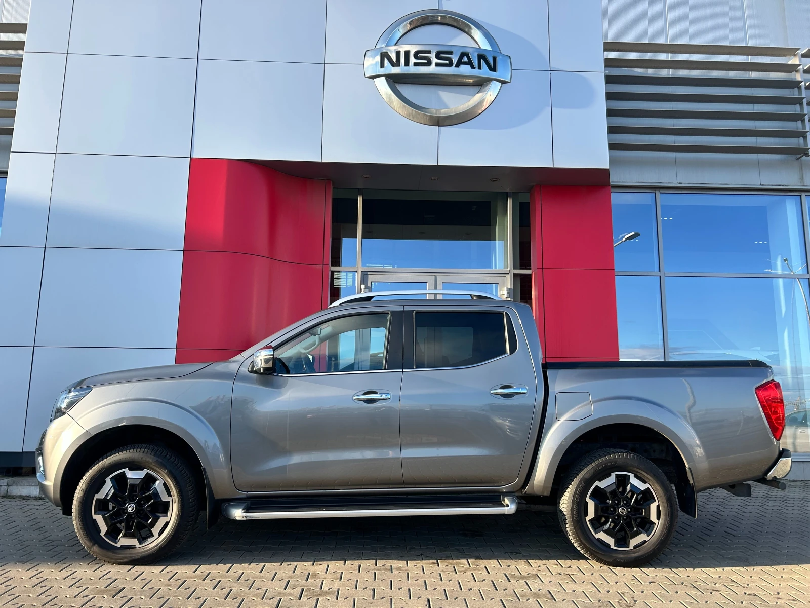Nissan Navara 2.3 dCi Tekna A/T 4x4 - изображение 2