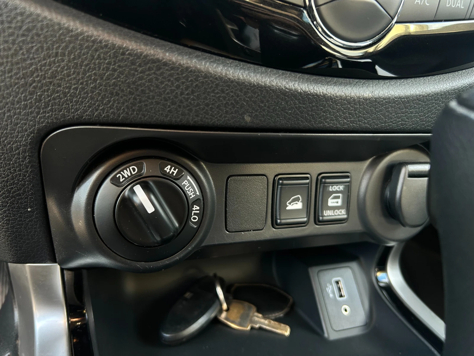 Nissan Navara 2.3 dCi Tekna A/T 4x4 - изображение 6