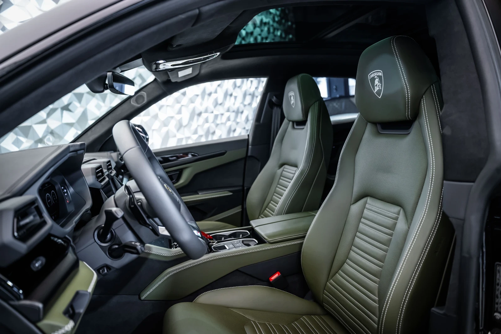 Lamborghini Urus SE* Akrapovic* B&O* Pano* Full* ЛИЗИНГ , снимка 10 - Автомобили и джипове - 56270537