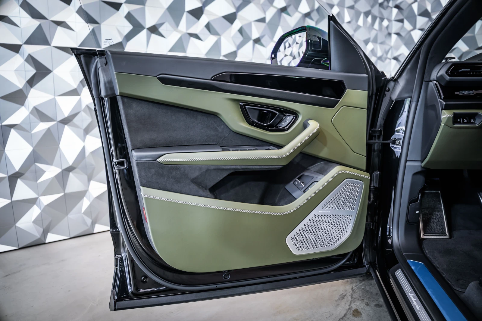 Lamborghini Urus SE* Akrapovic* B&O* Pano* Full* ЛИЗИНГ , снимка 7 - Автомобили и джипове - 56270537