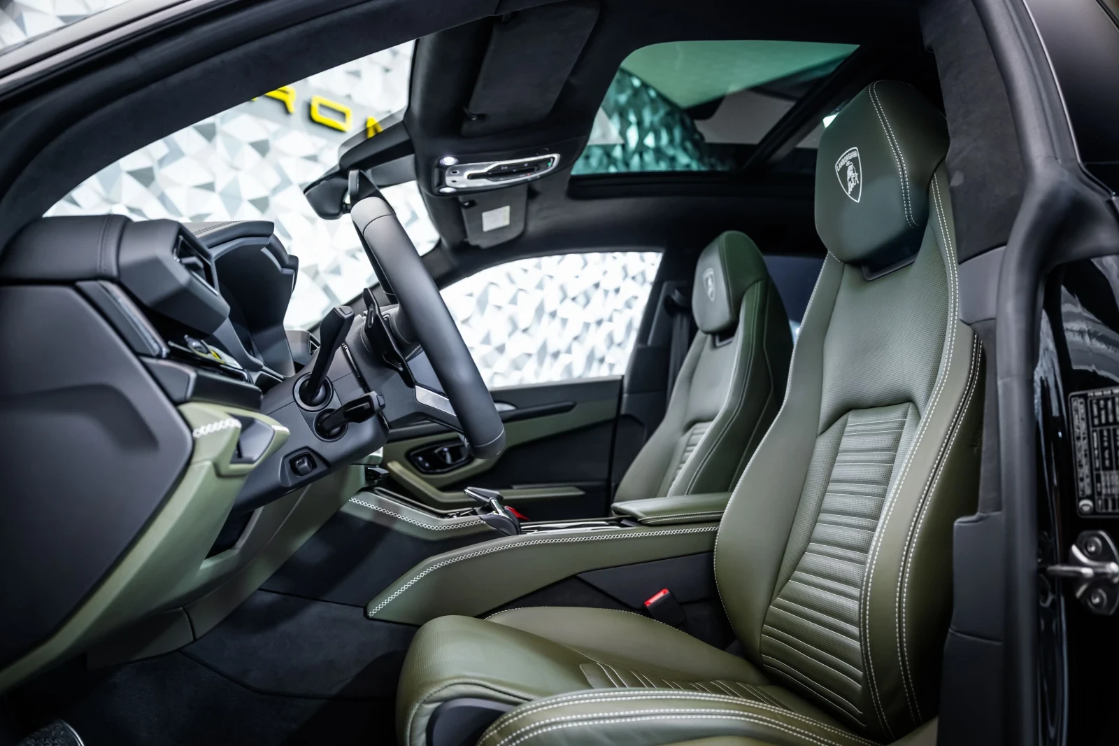 Lamborghini Urus SE* Akrapovic* B&O* Pano* Full* ЛИЗИНГ , снимка 8 - Автомобили и джипове - 56270537