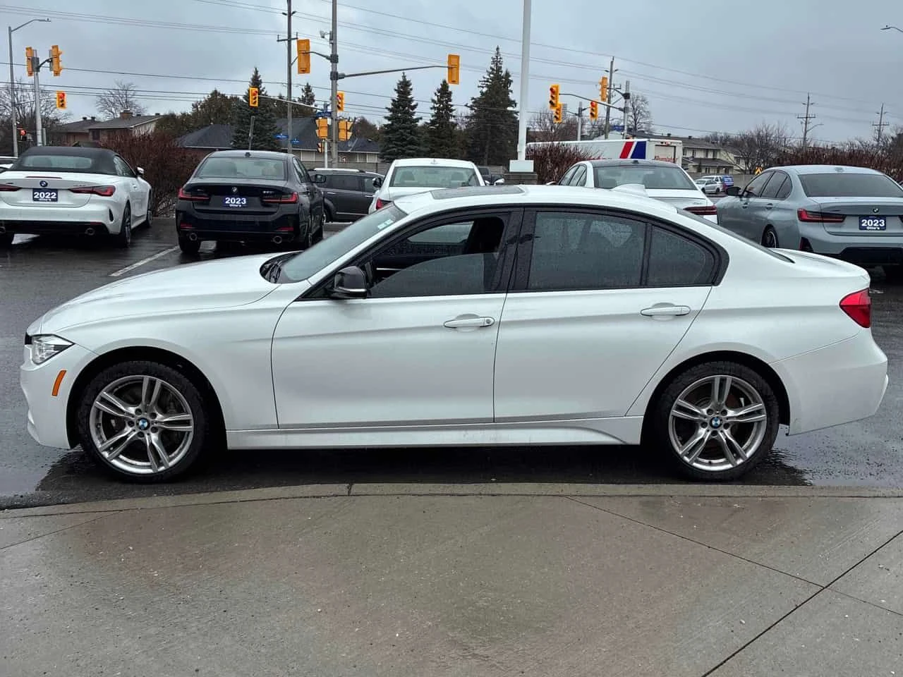 BMW 330 * xDrive * CARFAX * ШИБИДАХ * KEYLESS, снимка 2 - Автомобили и джипове - 54162046