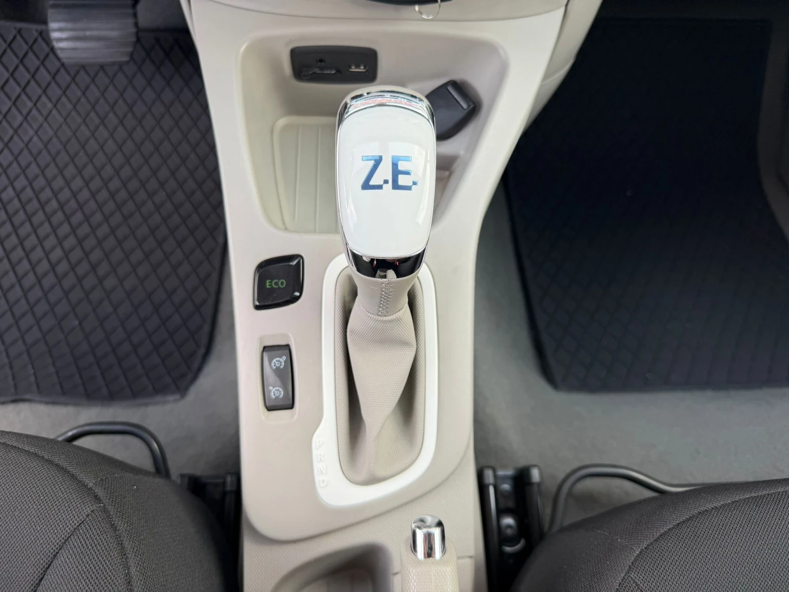 Renault Zoe 23.3KWh AUTOMATIK START STOP NAVI KLIMATRONIK, снимка 14 - Автомобили и джипове - 54793427