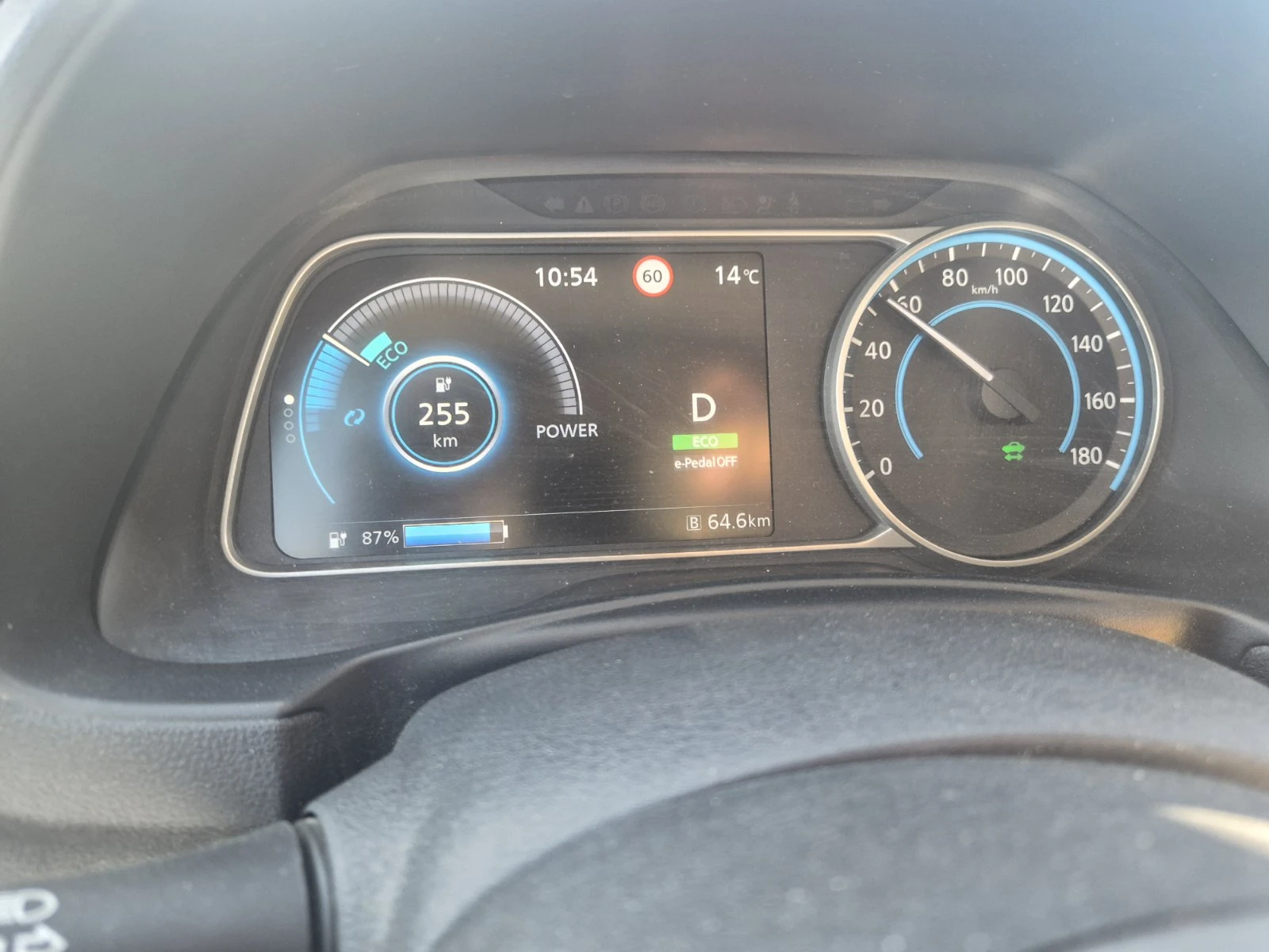 Nissan Leaf  Термопомпа, 360* камери, защити, 100% бат.като нов, снимка 11 - Автомобили и джипове - 56345807