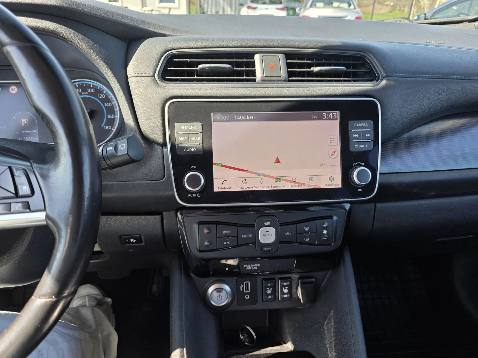 Nissan Leaf  Термопомпа, 360* камери, защити, 100% бат.като нов, снимка 13 - Автомобили и джипове - 56345807