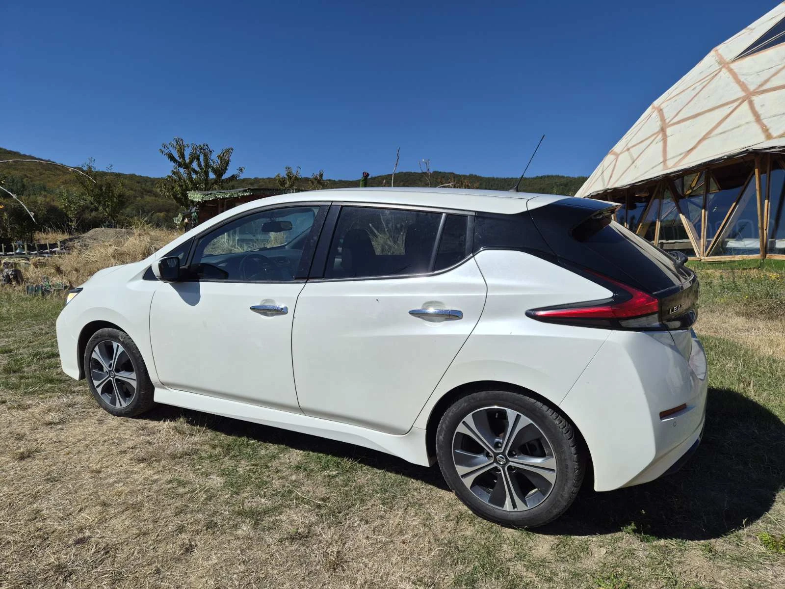 Nissan Leaf  Термопомпа, 360* камери, защити, 100% бат.като нов, снимка 4 - Автомобили и джипове - 56345807