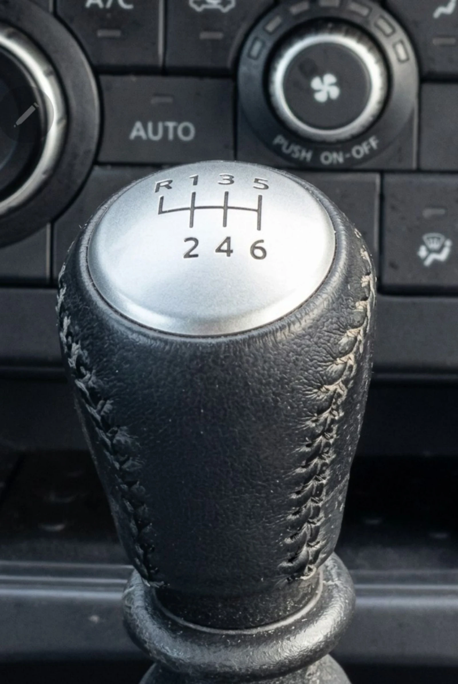 Nissan Qashqai Tekna 2.0i 6 скорости/Bose/Панорама/Keyless/Кожа, снимка 13 - Автомобили и джипове - 53976992