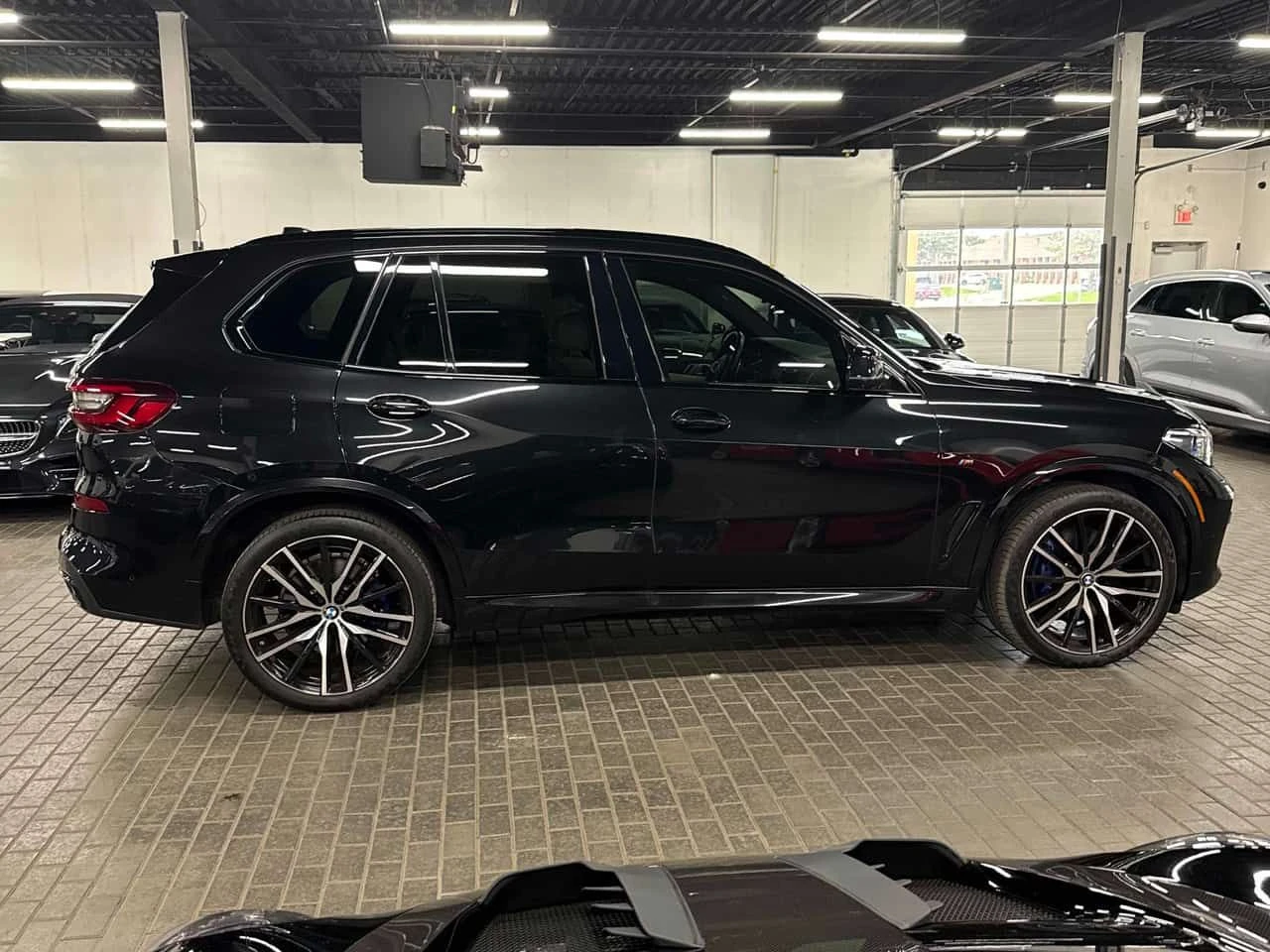BMW X5 * M50i * ЛАЗЕР * ОБДУХВАНЕ * ДИСТРОНИК * H/K, снимка 3 - Автомобили и джипове - 54393645