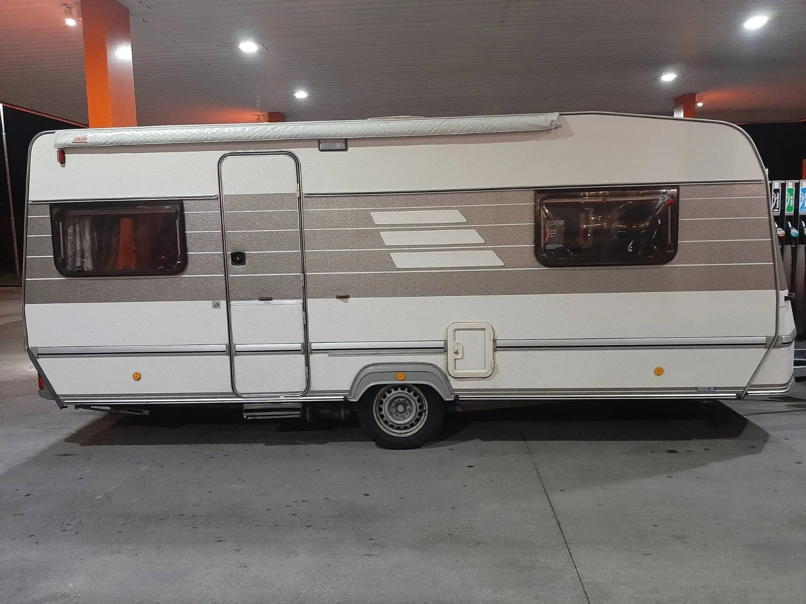 Каравана HYMER / ERIBA NOVA, снимка 2 - Каравани и кемпери - 53995880