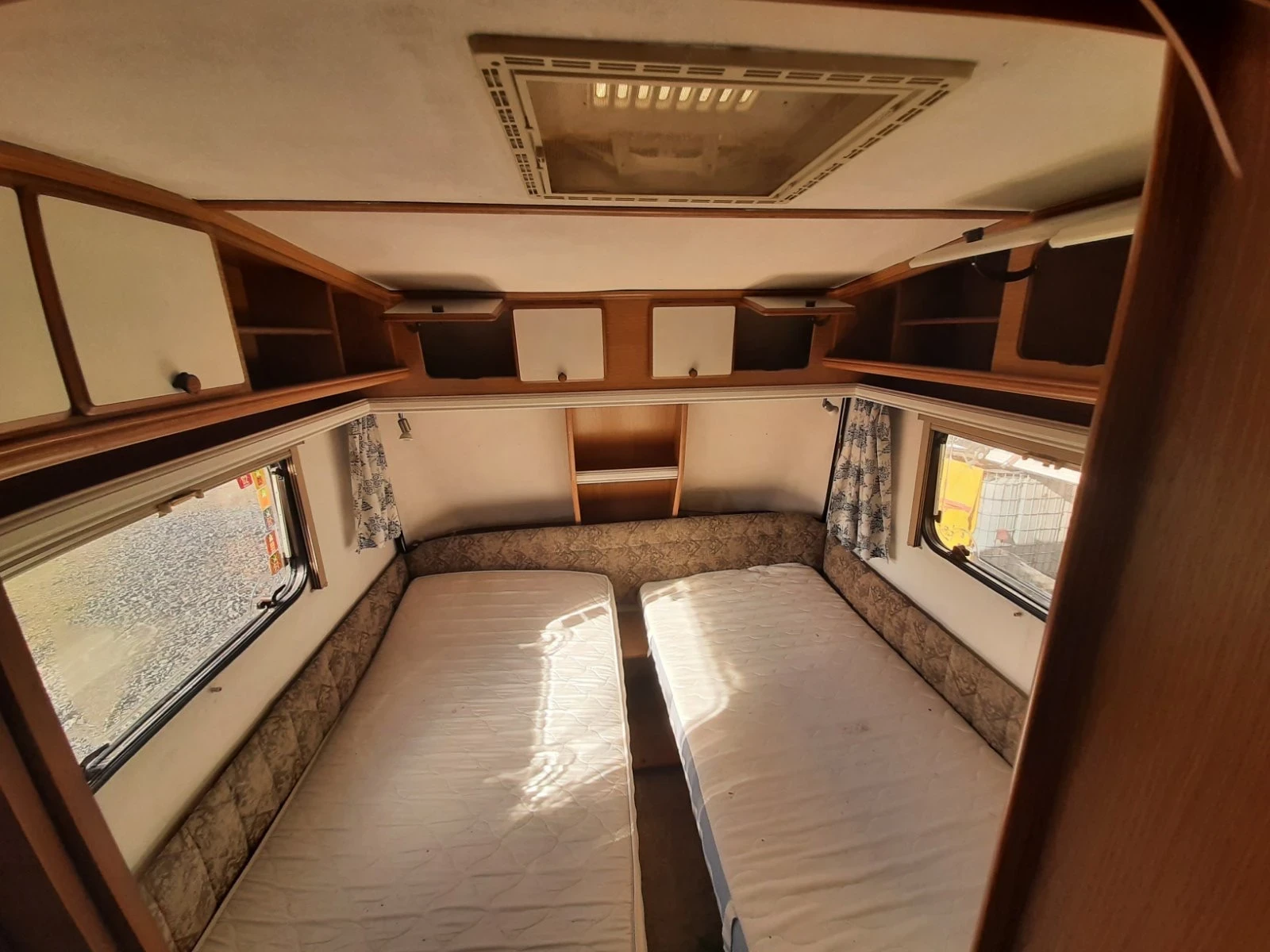 Каравана HYMER / ERIBA NOVA, снимка 8 - Каравани и кемпери - 53995880