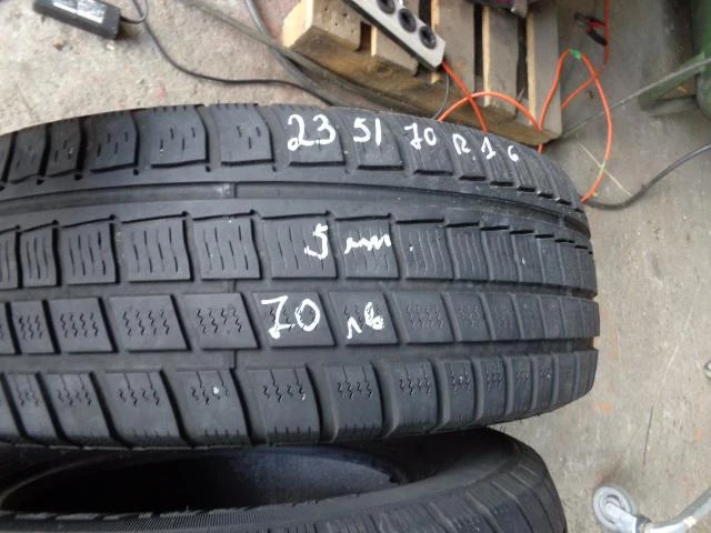 Гуми Зимни 235/70R16, снимка 4 - Гуми и джанти - 15101339