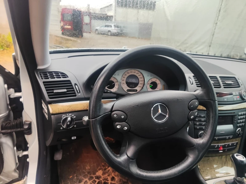 Mercedes-Benz E 220, снимка 7 - Автомобили и джипове - 47948993