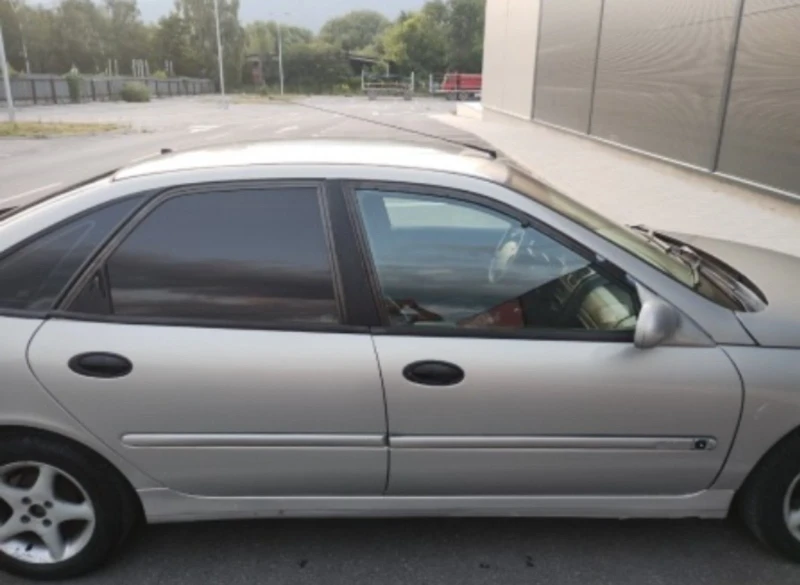 Renault Laguna 1.8, снимка 3 - Автомобили и джипове - 51231074