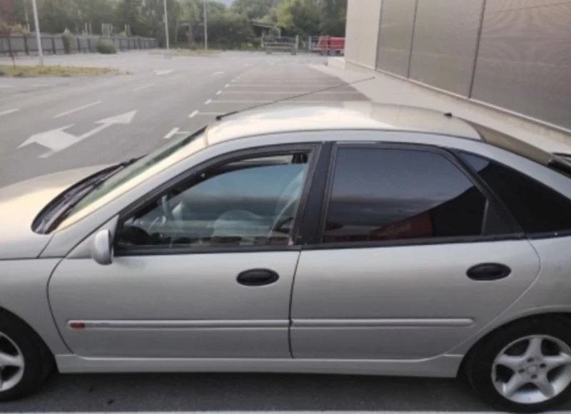 Renault Laguna 1.8, снимка 4 - Автомобили и джипове - 51231074