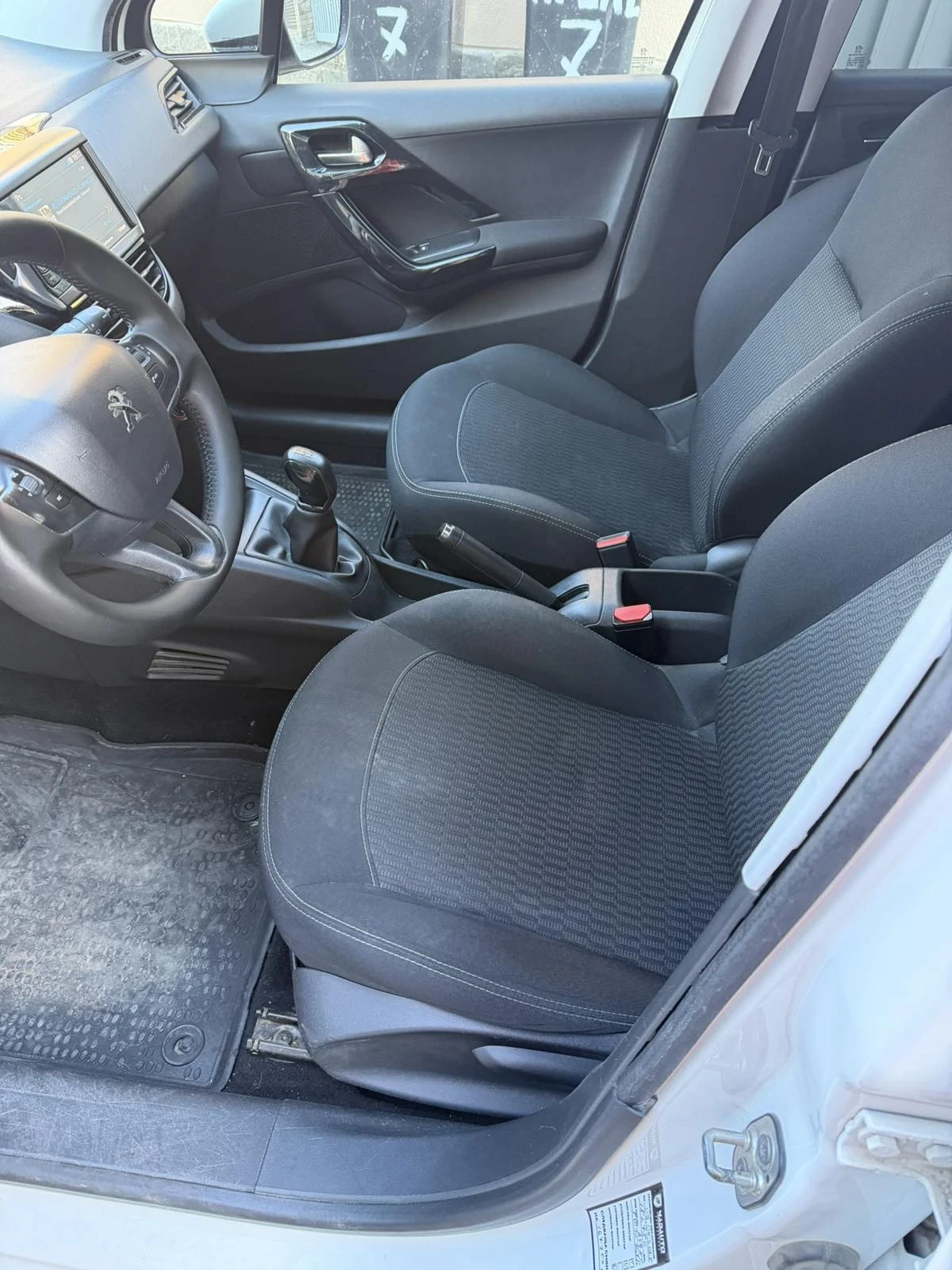 Peugeot 208, снимка 10 - Автомобили и джипове - 55037842