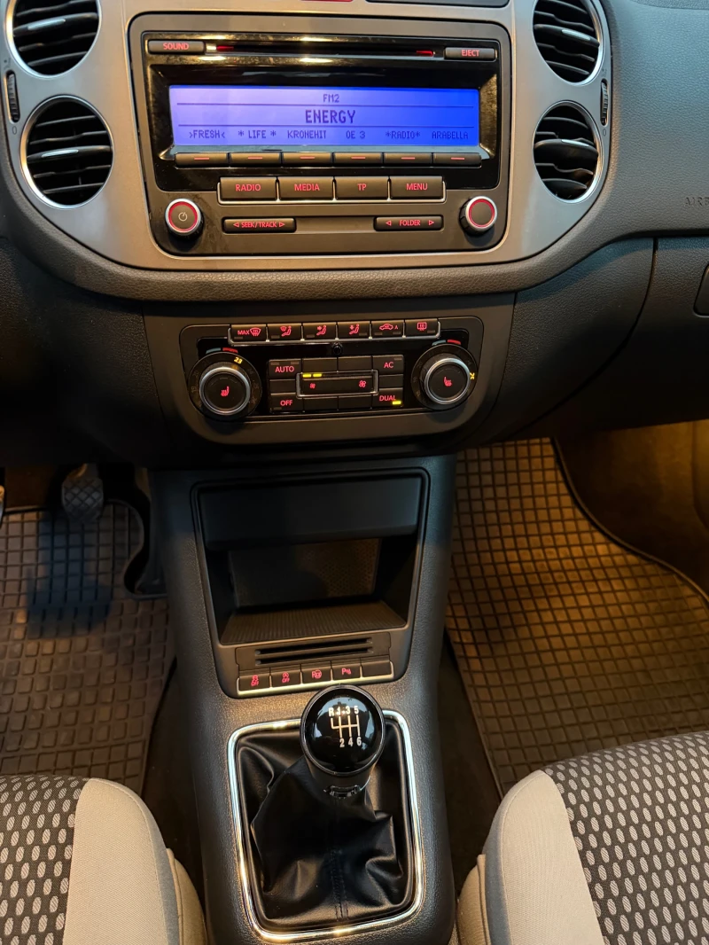 VW Tiguan 2.0 TDI 110Hp, снимка 14 - Автомобили и джипове - 52657819